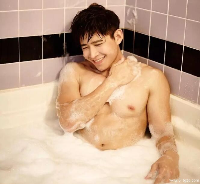 台湾天菜写真书被疯抢，难道是身怀巨物惹的祸？ - 51虹马