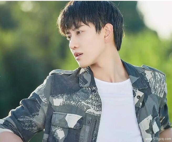 看点∣赵薇黄晓明都忍不住夸他帅！八块腹肌狗粮小鲜肉，暖男属性秒杀全场！ - 51虹马