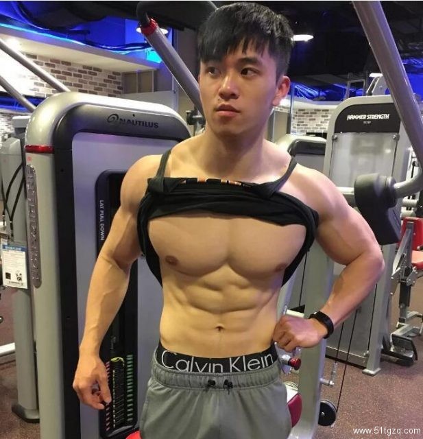 台湾网红直男体育生肌肉写真，身材堪比男模！ - 51虹马