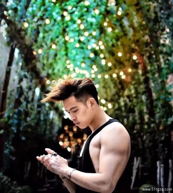 肌肉男都是作弊器，95后小鲜肉胸腹肌健壮又完美，这样的男人才是人生赢家！ - 51虹马