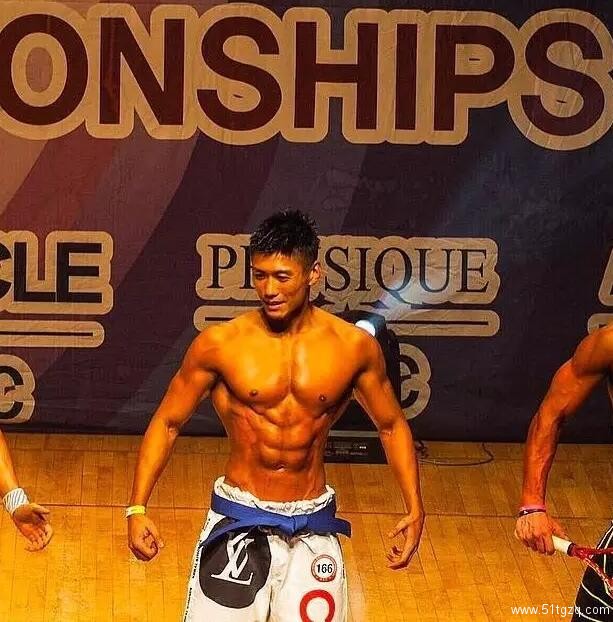 拥有世界级Body的狂放大叔，年少也是清新鲜肉过 - 51虹马