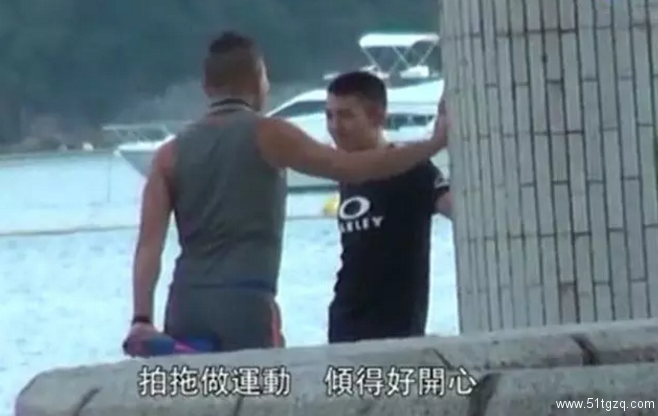 简直了！52岁香港【男星林保怡】与小鲜肉海边嬉戏竟硬了 - 51虹马