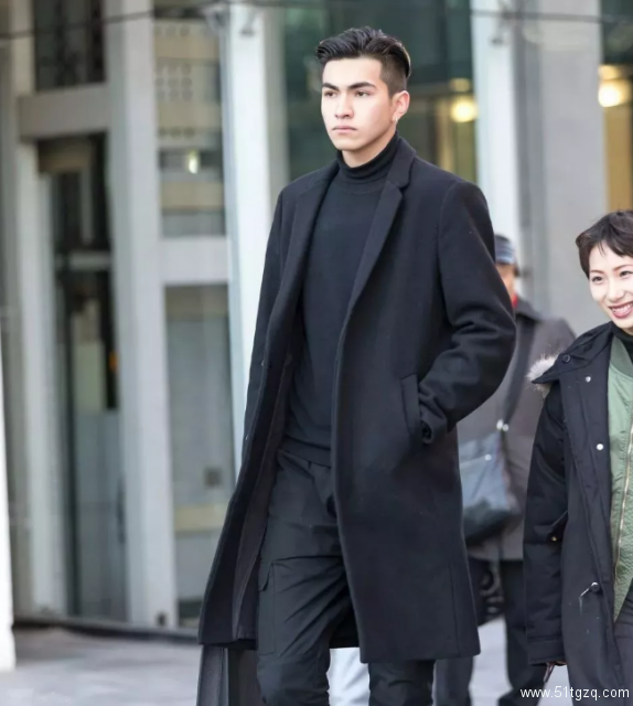 街拍成都男生，去的时候是直的，回来的时候有点弯 - 51虹马