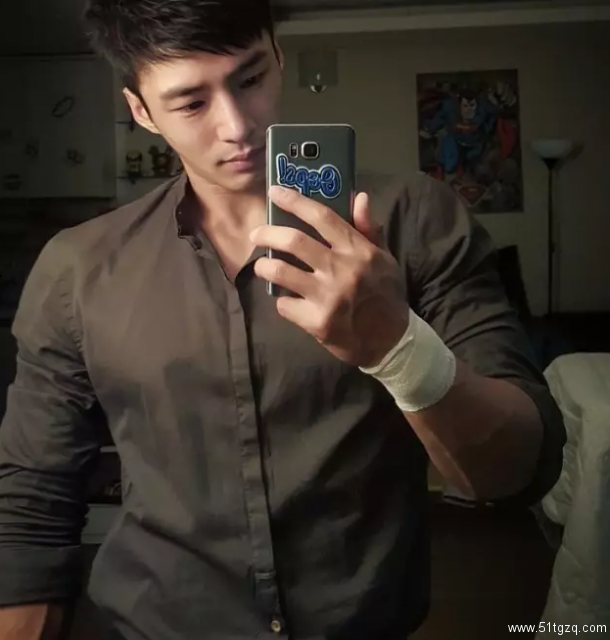 正装Play的大长腿帅气直男，脱掉衣服后腹肌人鱼线，让网友疯狂打Call！ - 51虹马