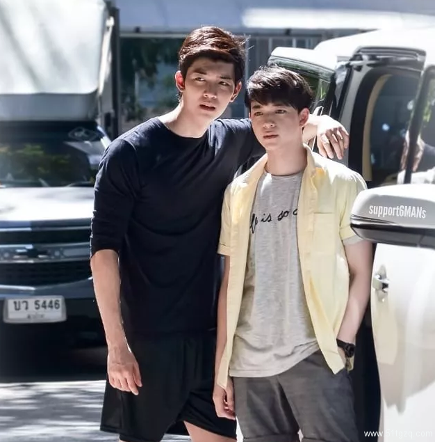 自拍不雅视频网上疯传，偶像男星到警局承认！ - 51虹马