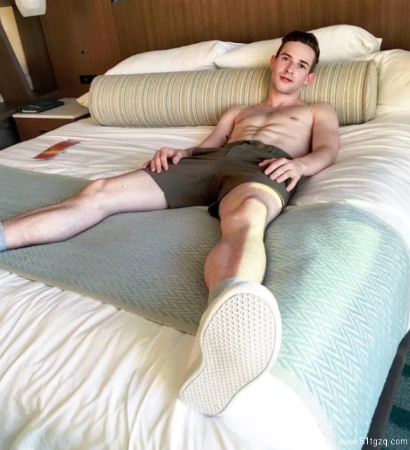 G男优爆料曾被男搭档性侵？舔屏超帅的花滑gay运动员！ - 51虹马