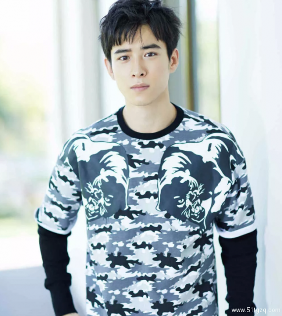 帅哥∣清爽利落比春风还和煦的小哥哥，也能荷尔蒙爆发秀出小腹肌！－－吴昊泽 - 51虹马