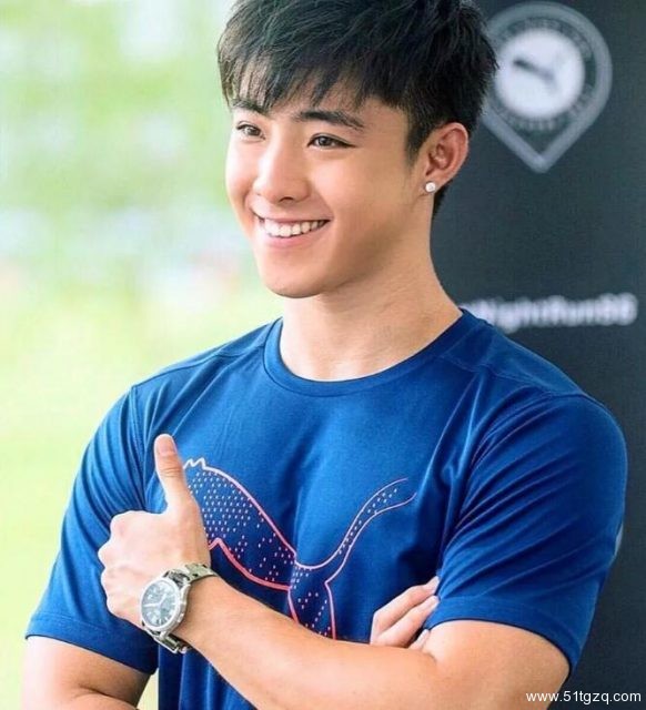 看点∣原味小鲜肉自带美颜效果，超高颜值六块腹肌，嫩的让你上瘾！ - 51虹马