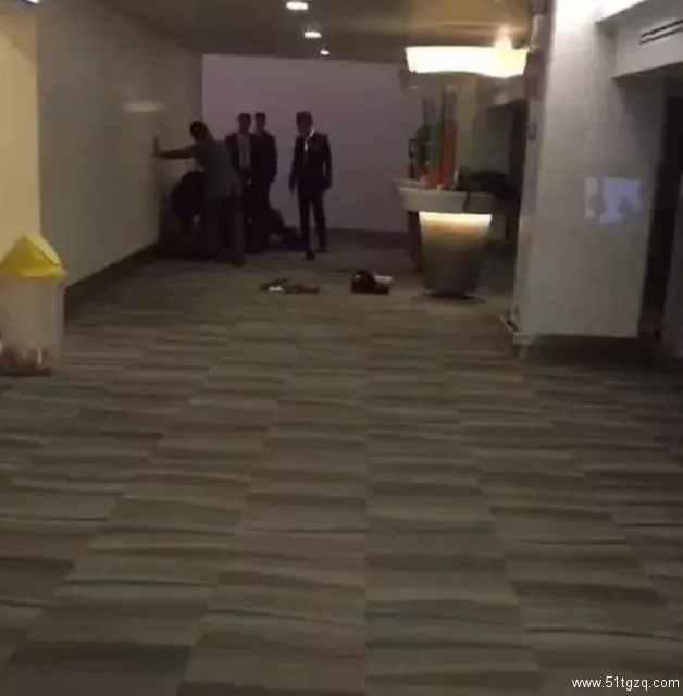 人鱼线肌肉男吃太多伟哥失去理智裸闹泰国机场 - 51虹马