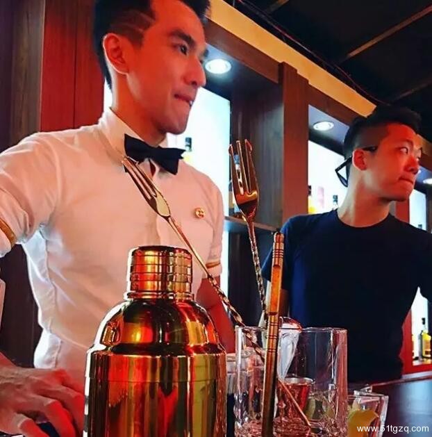 熟男酒保的正装Play，小编醉了！！ - 51虹马