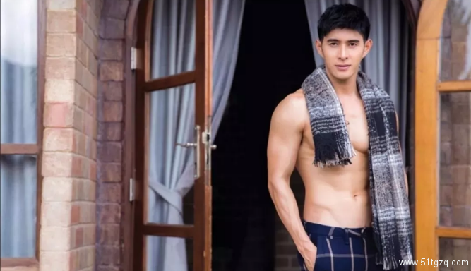 靠六块腹肌毁掉童年的肌肉版哆啦A梦，又拍写真啦！ - 51虹马