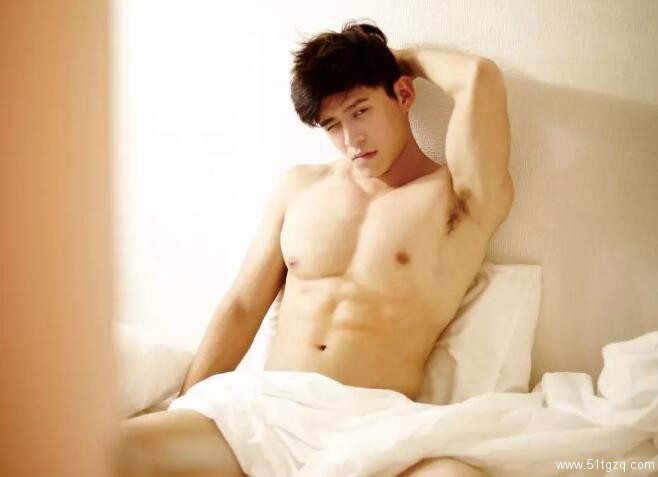 台湾天菜写真书被疯抢，难道是身怀巨物惹的祸？ - 51虹马