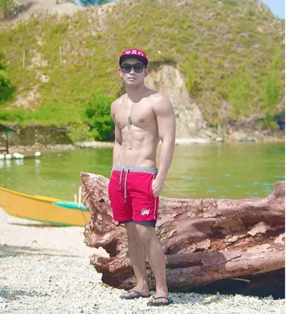 小鲜肉健身男神，人鱼线倒三角，这里有个超级好看的运动小哥等你查收! - 51虹马