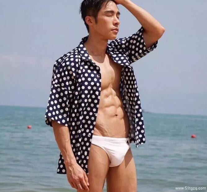 帅“爸爸”运动小短裤下果然藏着巨物 - 51虹马