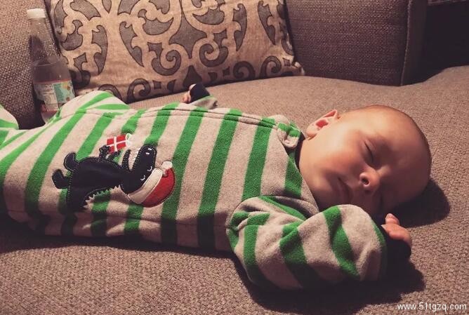 美帝夫夫超幸运 通过代孕即将迎来三胞胎 四个孩子养的过来吗!!! - 51虹马