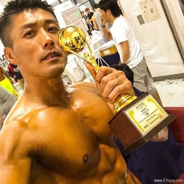 拥有世界级Body的狂放大叔，年少也是清新鲜肉过 - 51虹马