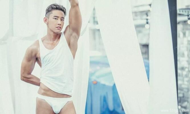 泳裤都快撑爆了，这位韩国肌肉帅哥实力不俗！ - 51虹马