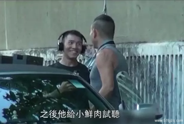 简直了！52岁香港【男星林保怡】与小鲜肉海边嬉戏竟硬了 - 51虹马