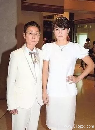 公开结婚的第一对同性恋明星，当众拥吻 你觉得了！ - 51虹马