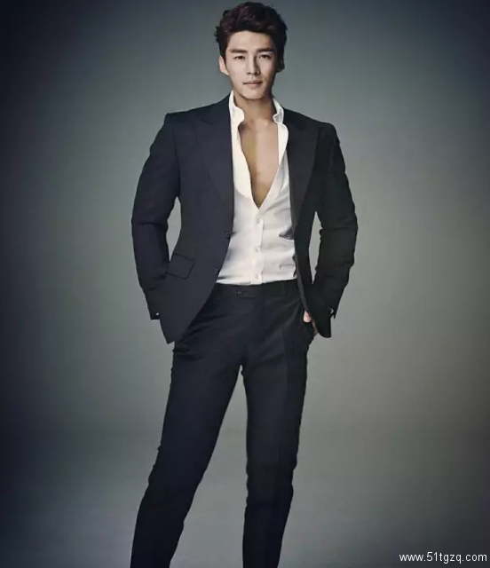 正装Play的大长腿帅气直男，脱掉衣服后腹肌人鱼线，让网友疯狂打Call！ - 51虹马