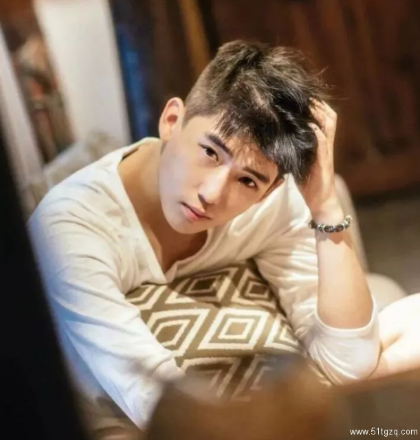 吃可爱多长大的白衣少年，干净而美好的初恋感！－－王安宇 - 51虹马