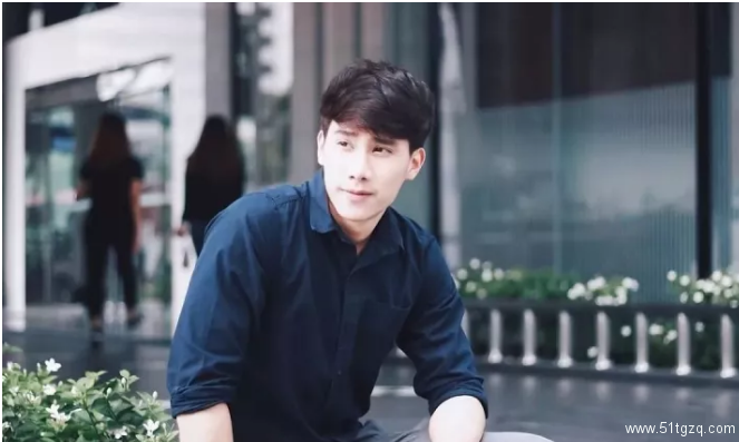 肌肉男神花式飙车！不仅有肌肉身材，还是个爱笑的阳光大男孩！ - 51虹马