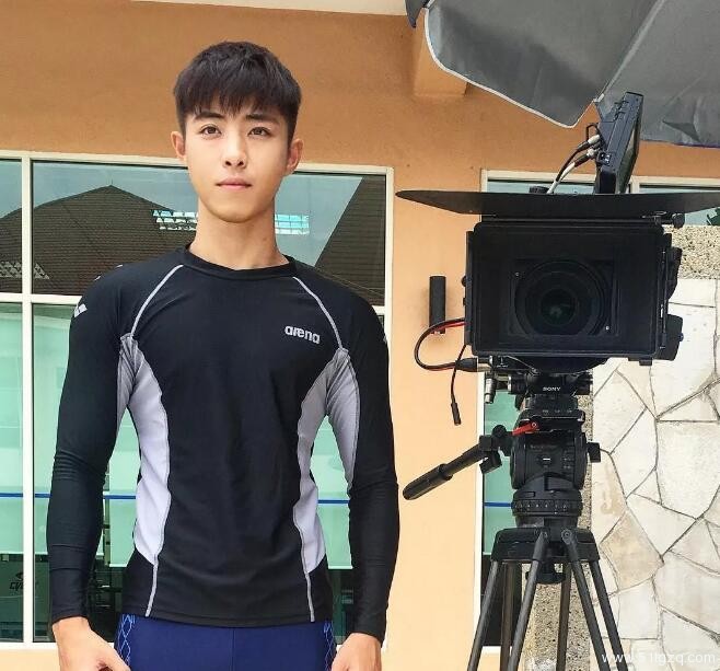 看点∣原味小鲜肉自带美颜效果，超高颜值六块腹肌，嫩的让你上瘾！ - 51虹马