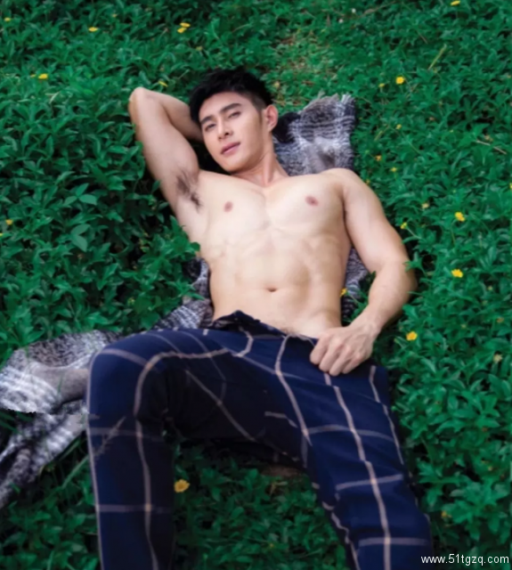 靠六块腹肌毁掉童年的肌肉版哆啦A梦，又拍写真啦！ - 51虹马