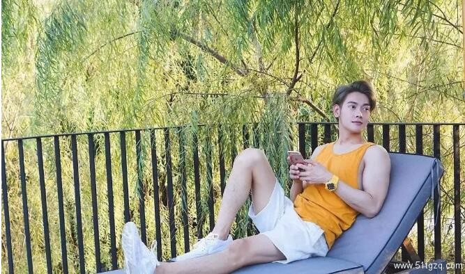 看点∣自带美颜效果的白嫩帅气小鲜肉，除了颜值还有可口的身材！ - 51虹马