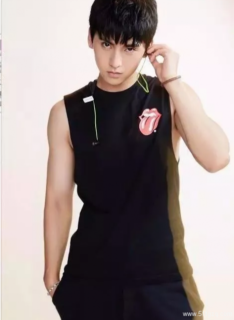 小鲜肉健身男神，人鱼线倒三角，这里有个超级好看的运动小哥等你查收! - 51虹马