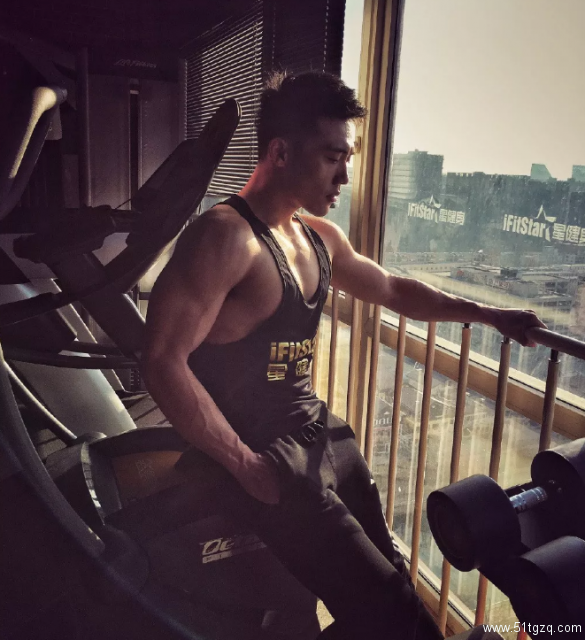 185帅气鲜肉健身私教，用满满的肌肉和大长腿撩你没商量！ - 51虹马