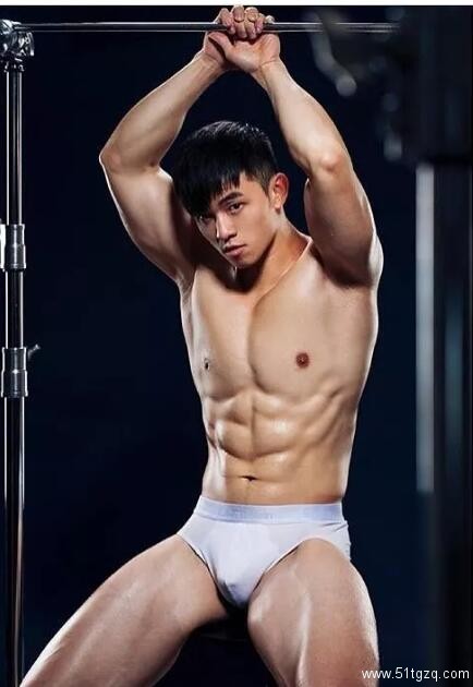 台湾网红直男体育生肌肉写真，身材堪比男模！ - 51虹马