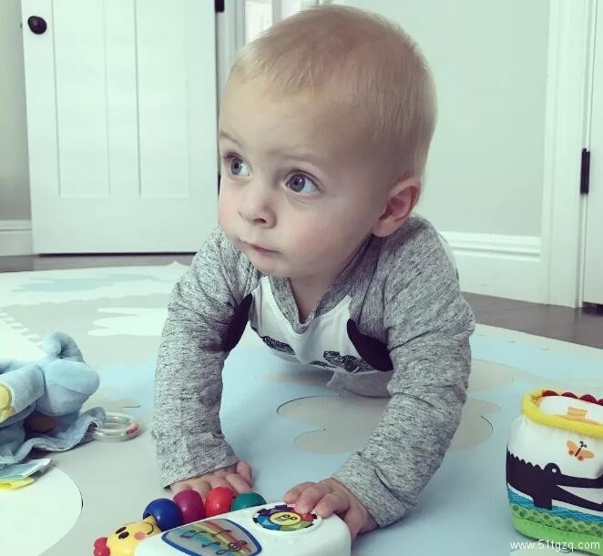 美帝夫夫超幸运 通过代孕即将迎来三胞胎 四个孩子养的过来吗!!! - 51虹马