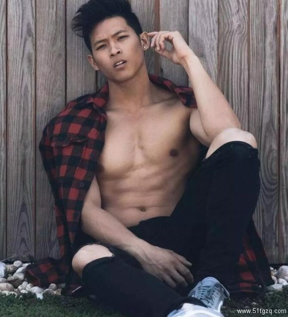肌肉男都是作弊器，95后小鲜肉胸腹肌健壮又完美，这样的男人才是人生赢家！ - 51虹马