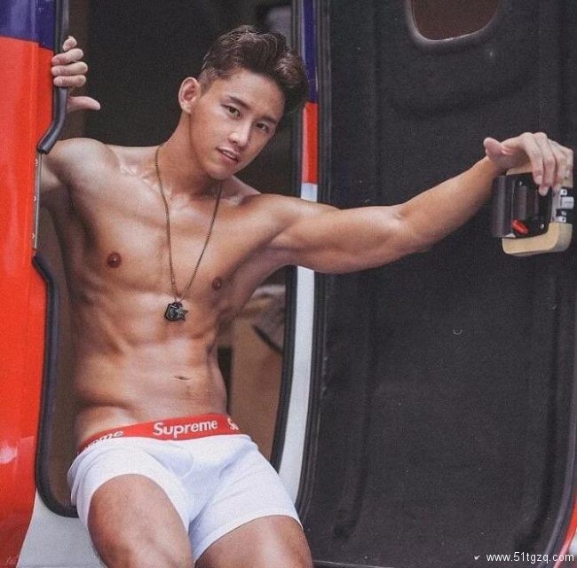 泳裤都快撑爆了，这位韩国肌肉帅哥实力不俗！ - 51虹马