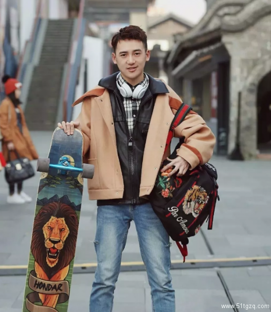 街拍成都男生，去的时候是直的，回来的时候有点弯 - 51虹马