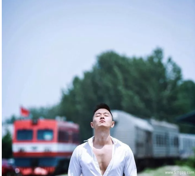 极品运动系肌肉男神，在社交软件里用完美身材疯狂撩粉！ - 51虹马