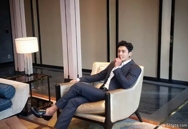 正装Play的大长腿帅气直男，脱掉衣服后腹肌人鱼线，让网友疯狂打Call！ - 51虹马