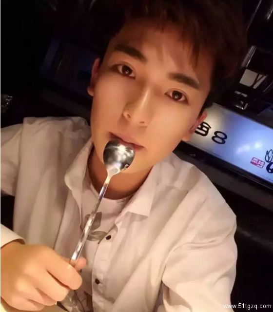 17岁的高颜粉嫩小鲜肉 快要被他萌翻了 - 51虹马