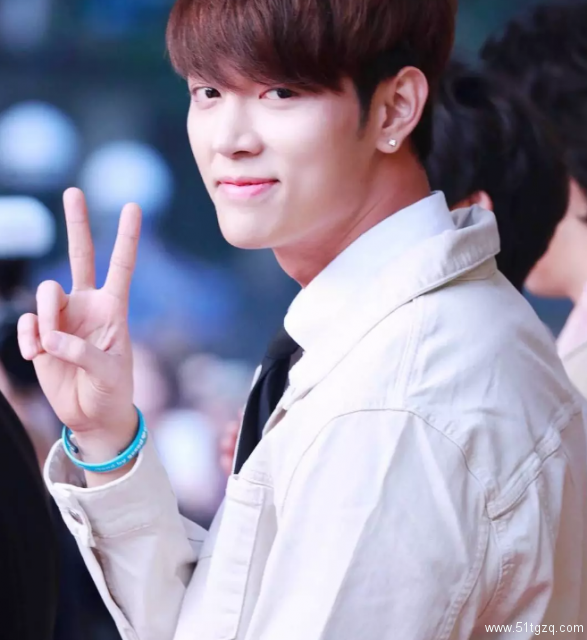 自拍不雅视频网上疯传，偶像男星到警局承认！ - 51虹马