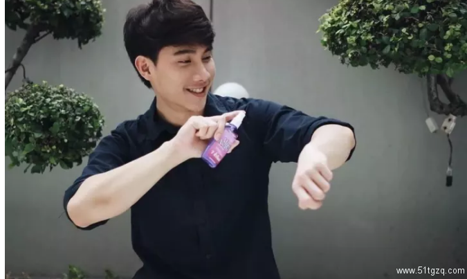 肌肉男神花式飙车！不仅有肌肉身材，还是个爱笑的阳光大男孩！ - 51虹马