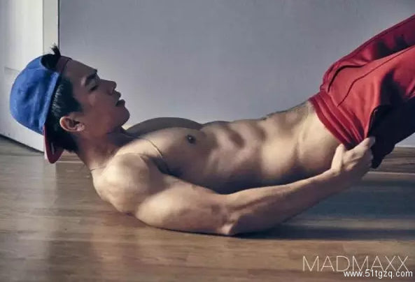 大胸翘臀男模照，实在太火辣了！ - 51虹马