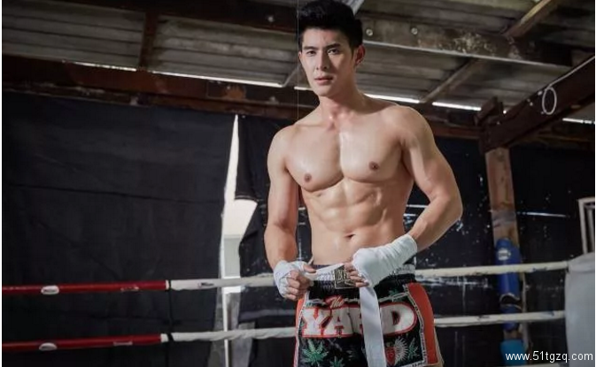 靠六块腹肌毁掉童年的肌肉版哆啦A梦，又拍写真啦！ - 51虹马