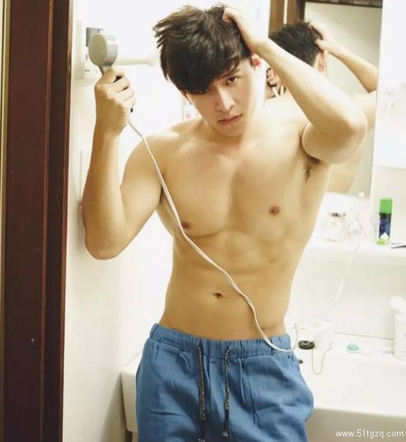 台湾天菜写真书被疯抢，难道是身怀巨物惹的祸？ - 51虹马