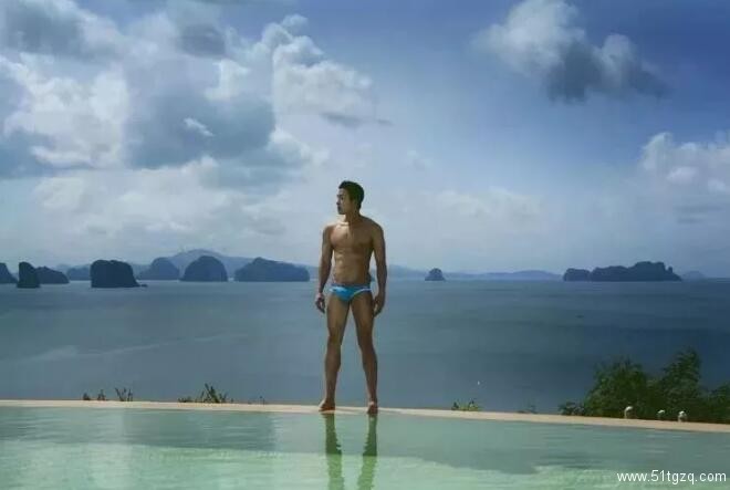 帅“爸爸”运动小短裤下果然藏着巨物 - 51虹马