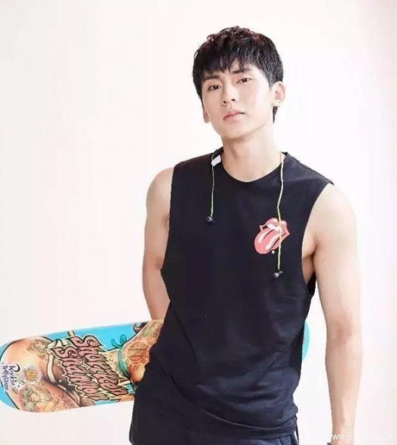 小鲜肉健身男神，人鱼线倒三角，这里有个超级好看的运动小哥等你查收! - 51虹马