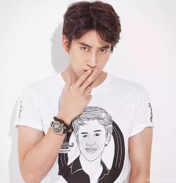 看点∣赵薇黄晓明都忍不住夸他帅！八块腹肌狗粮小鲜肉，暖男属性秒杀全场！ - 51虹马