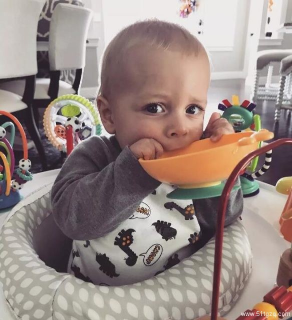 美帝夫夫超幸运 通过代孕即将迎来三胞胎 四个孩子养的过来吗!!! - 51虹马