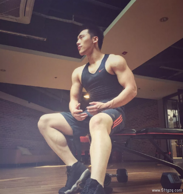 185帅气鲜肉健身私教，用满满的肌肉和大长腿撩你没商量！ - 51虹马