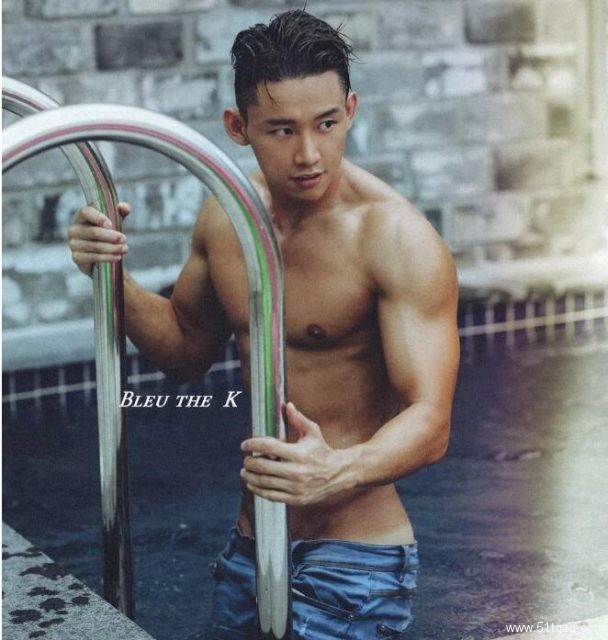 泳裤都快撑爆了，这位韩国肌肉帅哥实力不俗！ - 51虹马